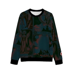 Sudadera de cuello redondo para hombre con ambiente de fiesta - Party Favours Shirt Co. - Suéter gráfico con carta del Tarot estilo patchwork.