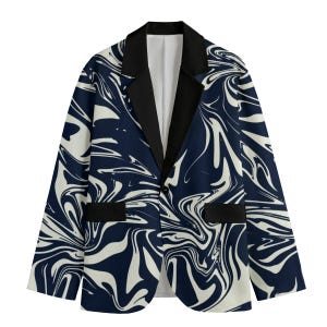 Pode incluir: Um blazer azul marinho com um padrão marmorizado branco. O blazer tem lapelas pretas e detalhes nos bolsos. O casaco é um design de um botão com fecho de dois botões. O estilo geral é moderno e artístico.