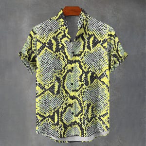 Peut inclure: Une chemise à manches courtes boutonnée avec un motif peau de serpent aux tons jaune vif, noir et gris clair. Le vêtement présente un col classique, une patte de boutonnage avant avec des boutons foncés et un ourlet droit, arborant un imprimé écailles.