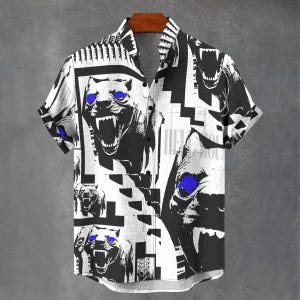 Op de afbeelding: Korte mouwen button-down shirt met een zwart-wit grafisch ontwerp met grommende hondengezichten met blauwe ogen. Het shirt heeft een klassieke kraag en een relaxte pasvorm.