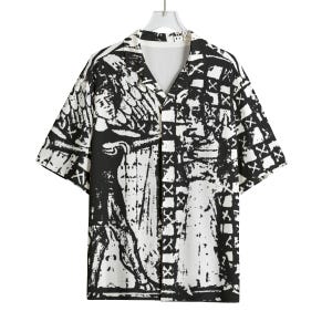 Könnte beinhalten: Ein kurzärmeliges Hemd mit einem abstrakten schwarz-weißen Muster. Das Hemd hat einen V-Ausschnitt und ein Design mit Figuren und geometrischen Formen. Der Stoff wirkt leicht und ist ideal für wärmeres Wetter.