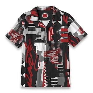 Può includere: Camicia a maniche corte con un design astratto in nero, rosso, bianco e grigio. La camicia presenta un colletto e un motivo di forme geometriche e testo in stile graffiti. Un logo circolare è visibile sul colletto.