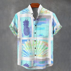 Può includere: Camicia a maniche corte con bottoni e un design astratto colorato. La camicia presenta un motivo ripetuto di quadrati con una grafica di ananas, forme a ventaglio e accenti a pennellate nei toni del blu, verde e viola. La camicia ha una tasca sul petto.