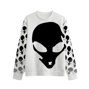 Könnte beinhalten: Ein weißes Langarm-Sweatshirt mit einer großen schwarzen Alien-Kopf-Grafik in der Mitte der Vorderseite. Die Ärmel sind mit einem sich wiederholenden Muster aus kleineren schwarzen Alien-Köpfen verziert, von denen einige horizontale Linien aufweisen.