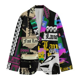 Peut inclure: Un blazer noir avec un motif de collage représentant des crânes, des voitures et les mots "Fast Lane" et "Lane F". Le blazer a un intérieur blanc et un mélange de couleurs, dont le rose, le vert et le jaune.