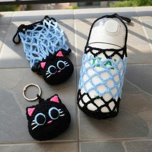 Puede incluir: Colección de artículos de ganchillo hechos a mano con un diseño de gato negro. Incluye un portabotellas, una bolsa con cordón y un llavero. El portabotellas es blanco con un diseño de red azul. El gato tiene orejas rosas y ojos azules.