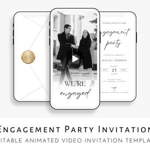 Könnte beinhalten: Eine digitale Einladungsvorlage für eine Verlobungsfeier, die auf drei Smartphones angezeigt wird. Das zentrale Telefon zeigt ein Schwarz-Weiß-Foto eines Paares mit dem Text "We're engaged". Die anderen Telefone zeigen Einladungsdetails.