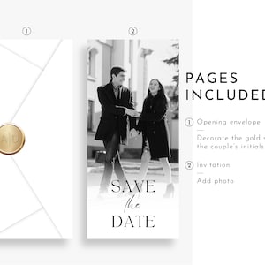 Peut inclure: Une photo en noir et blanc d'un couple marchant dans la rue. La photo est sur une carte blanche avec le texte "SAVE the DATE" en noir. La carte fait partie d'un ensemble d'invitation de sauvegarde de la date qui comprend une enveloppe avec un sceau de cire dor&eacute;.