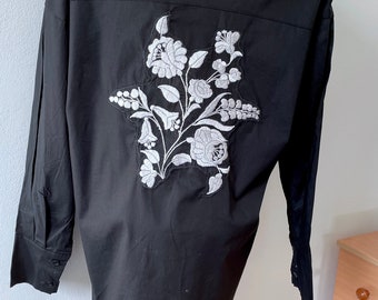 Langes schwarzes besticktes Baumwollhemd für Damen