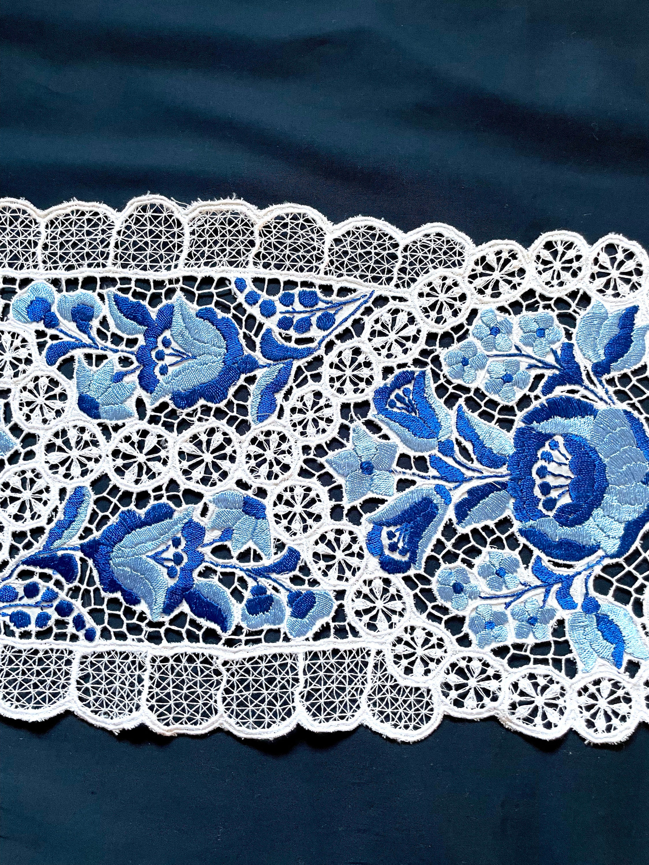 ハンガリーのカロチャ刺繍のハンドメイドテーブルランナー：青と白の花