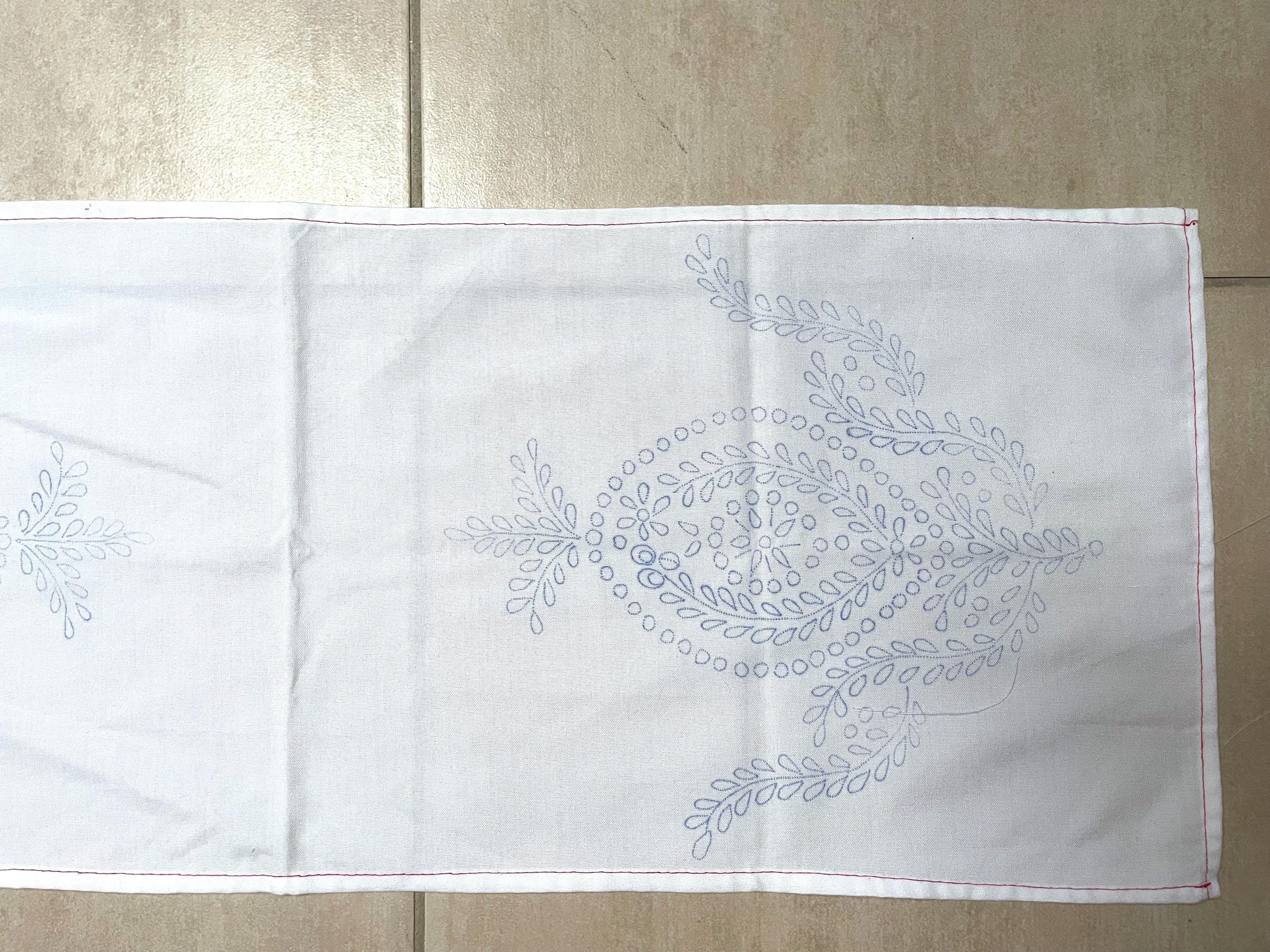 ハンガリーカロツァ刺繍パターン: 花柄テーブルクロス (82 x 32 cm