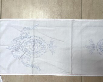 ハンガリーカロツァ刺繍パターン: 花柄テーブルクロス (82 x 32 cm