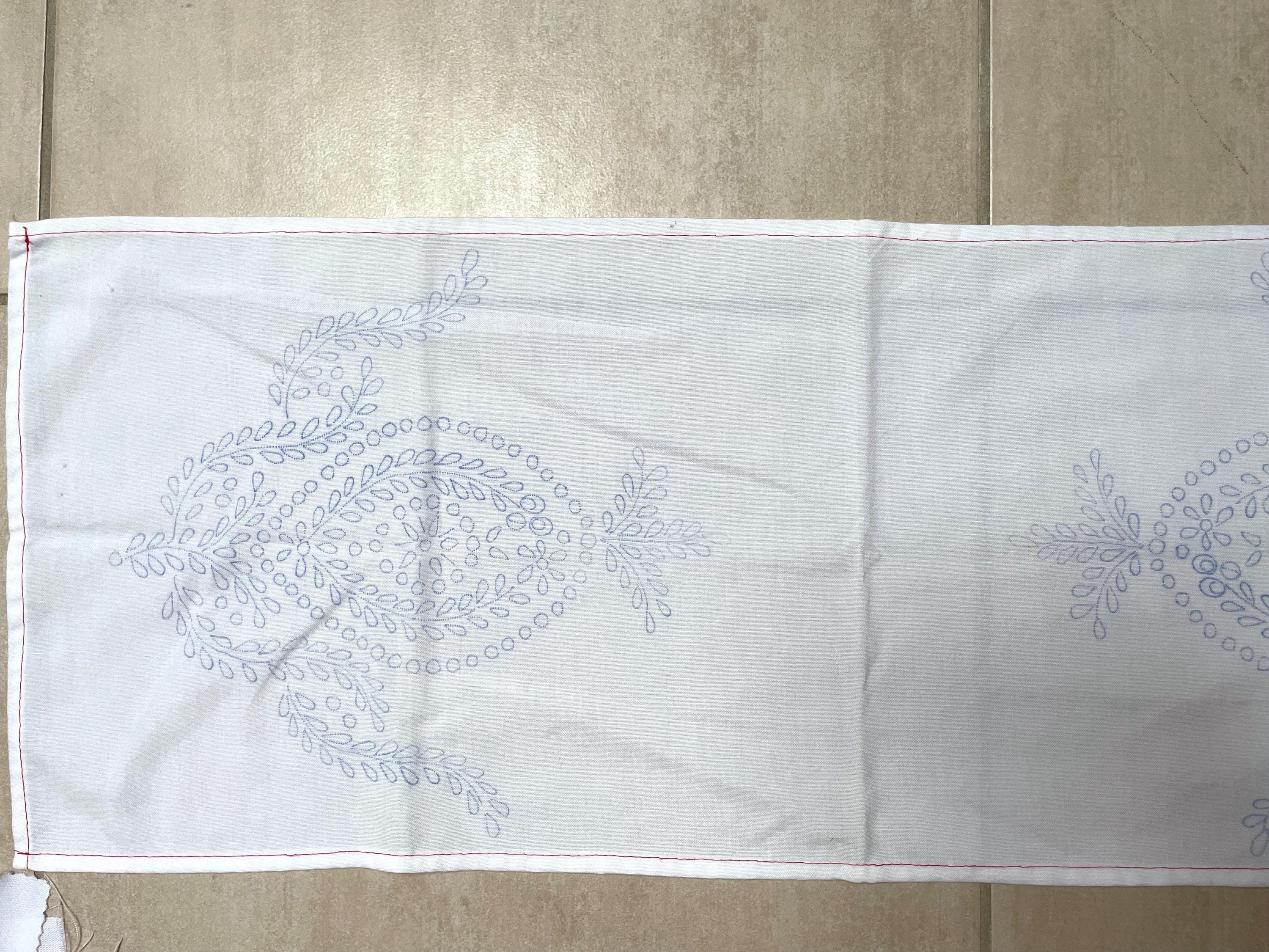 ハンガリー　カロチャ刺繍花柄刺繍 テーブルクロス ハンガリーカロツァ刺繍パターン: 花柄テーブルクロス (82 x 32 cm