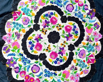 Handbestickte Leinentischdecke: ungarische Blumenspitze, 100 cm