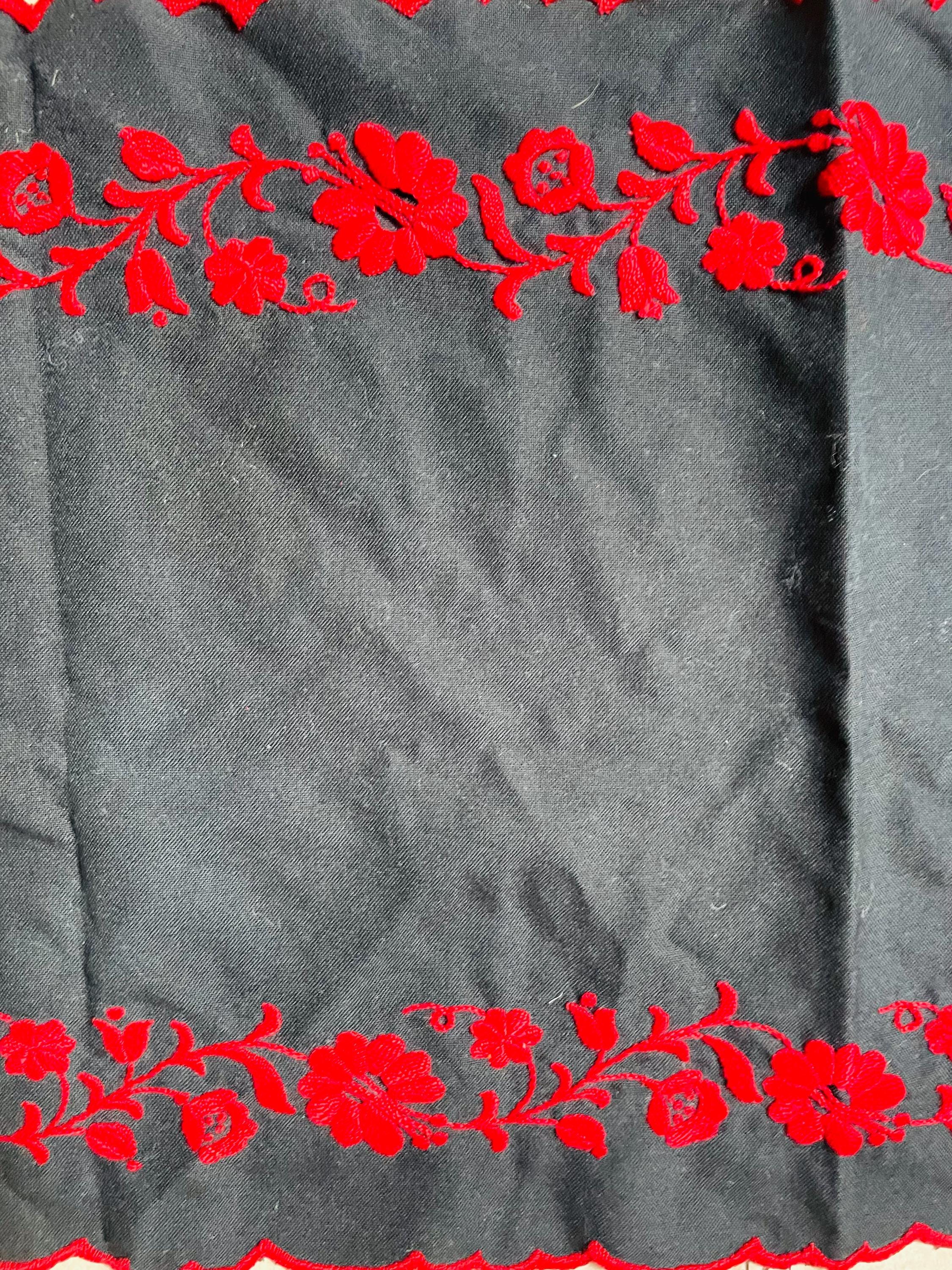 ハンガリーの手刺繍テーブルランナー：カロチャの花柄 - Etsy 日本