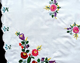 カロチャ産の本格的なハンガリーの手作り刺繍が施された正方形の