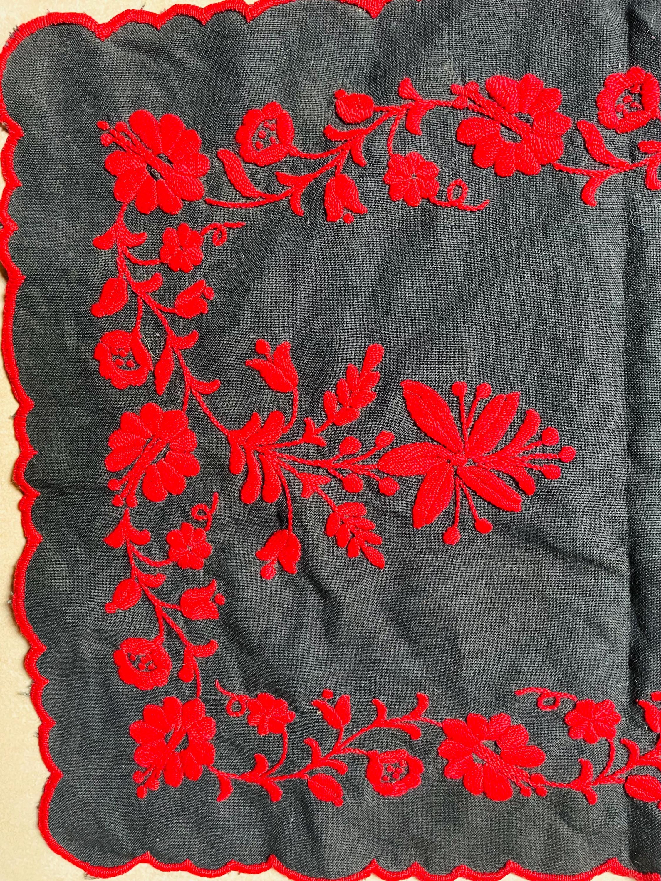 手刺繍のハンガリー製テーブルランナー：カロチャ花柄デザイン - Etsy 日本