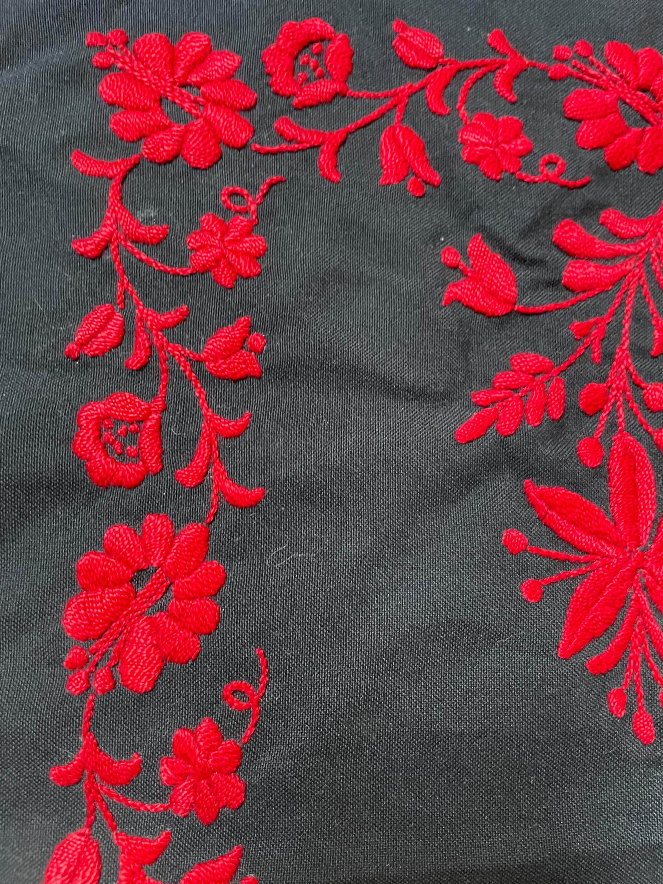 手刺繍のハンガリー製テーブルランナー：カロチャ花柄デザイン - Etsy 日本