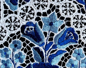 ハンガリーのカロチャ刺繍のハンドメイドテーブルランナー：青と白の花
