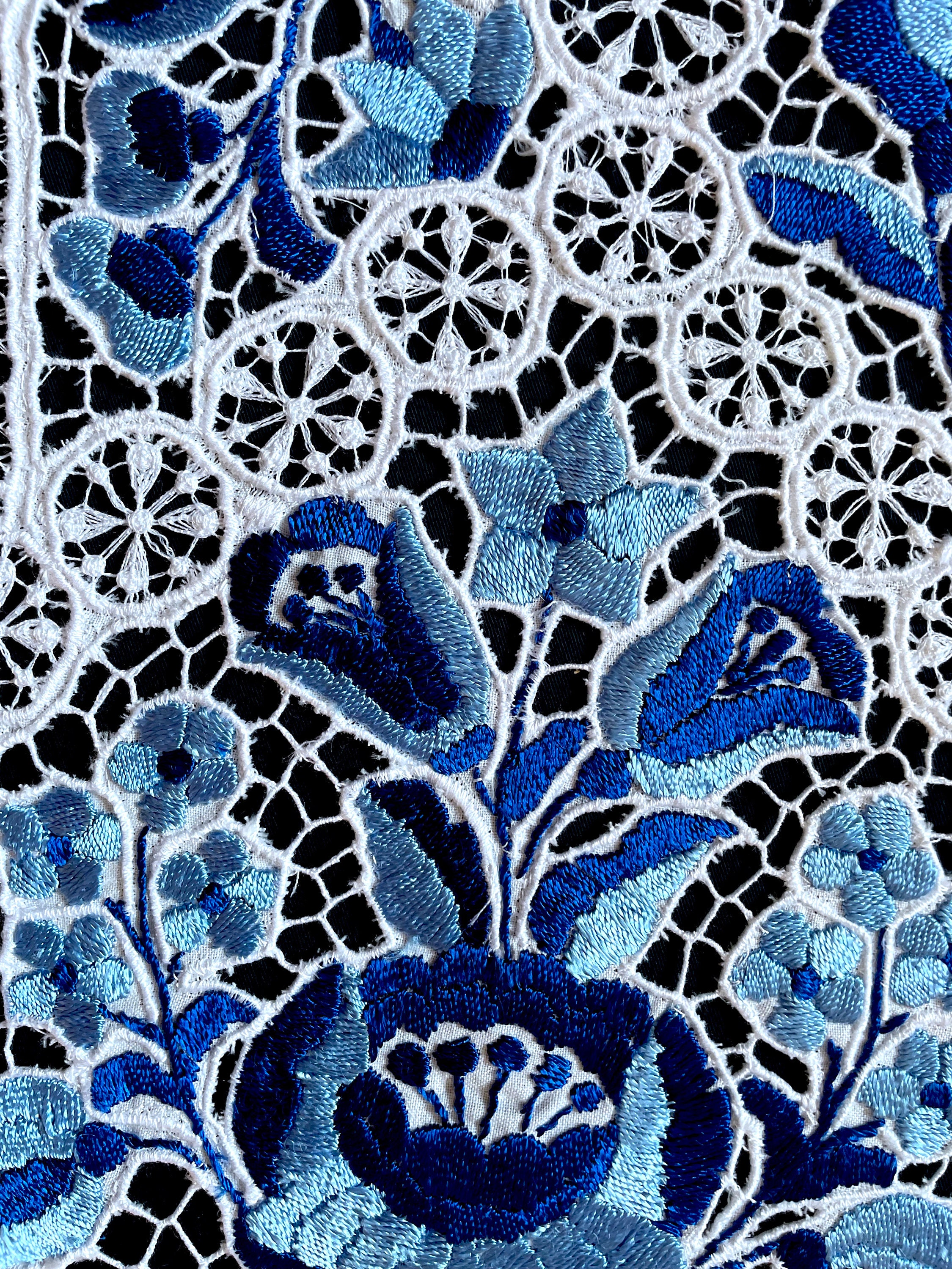 ハンガリーのカロチャ刺繍のハンドメイドテーブルランナー：青と白の花