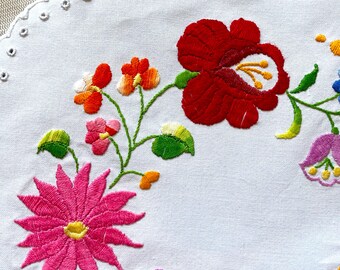 手刺繍のハンガリーのテーブルクロス：カロチャの花のセンターピース