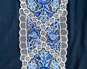 ハンガリーのカロチャ刺繍のハンドメイドテーブルランナー：青と白の花
