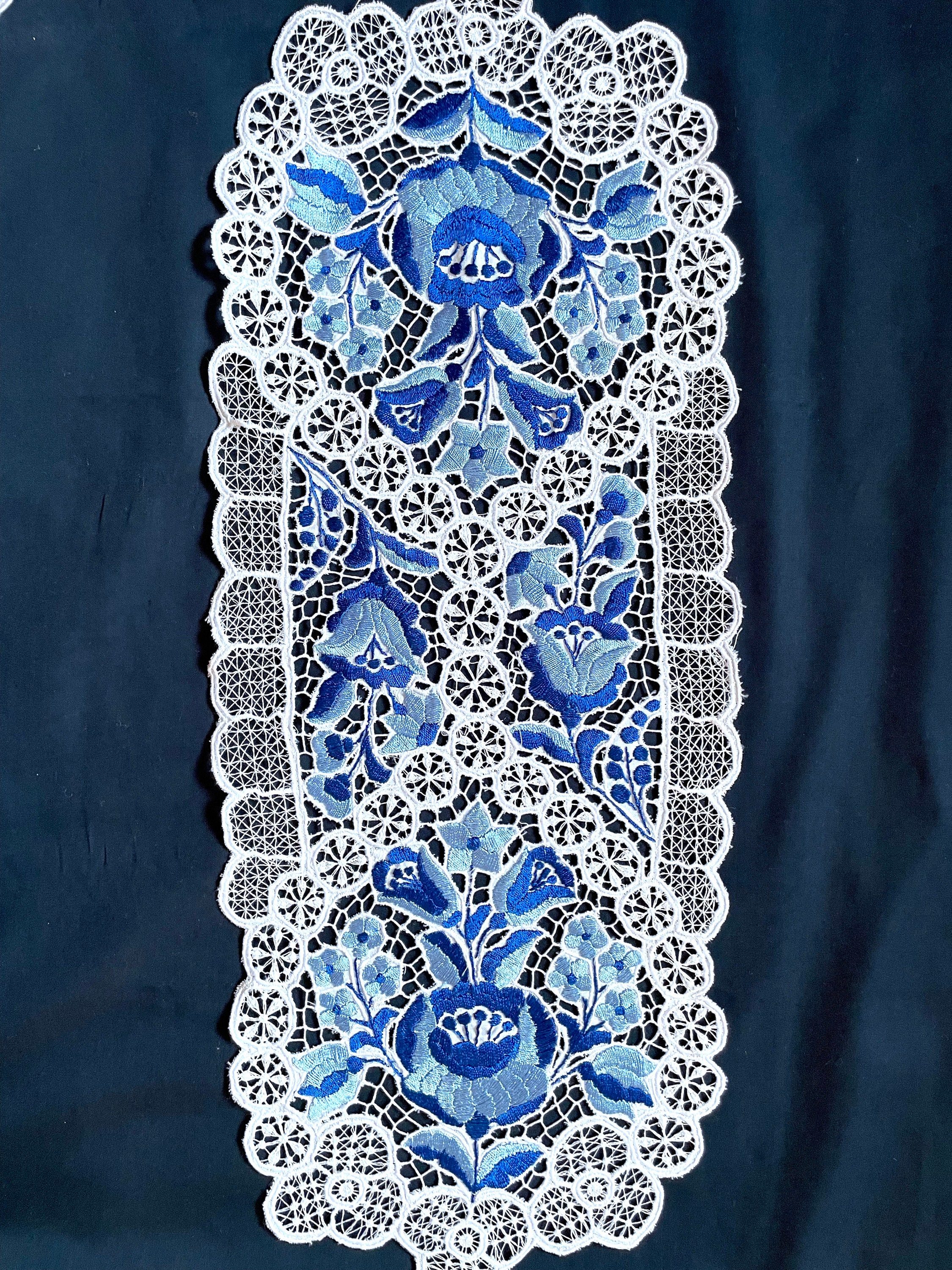 ハンガリーのカロチャ刺繍のハンドメイドテーブルランナー：青と白の花