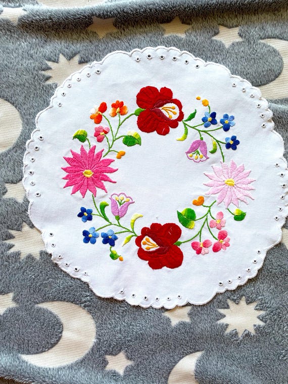 手刺繍のハンガリーのテーブルクロス：カロチャの花のセンターピース
