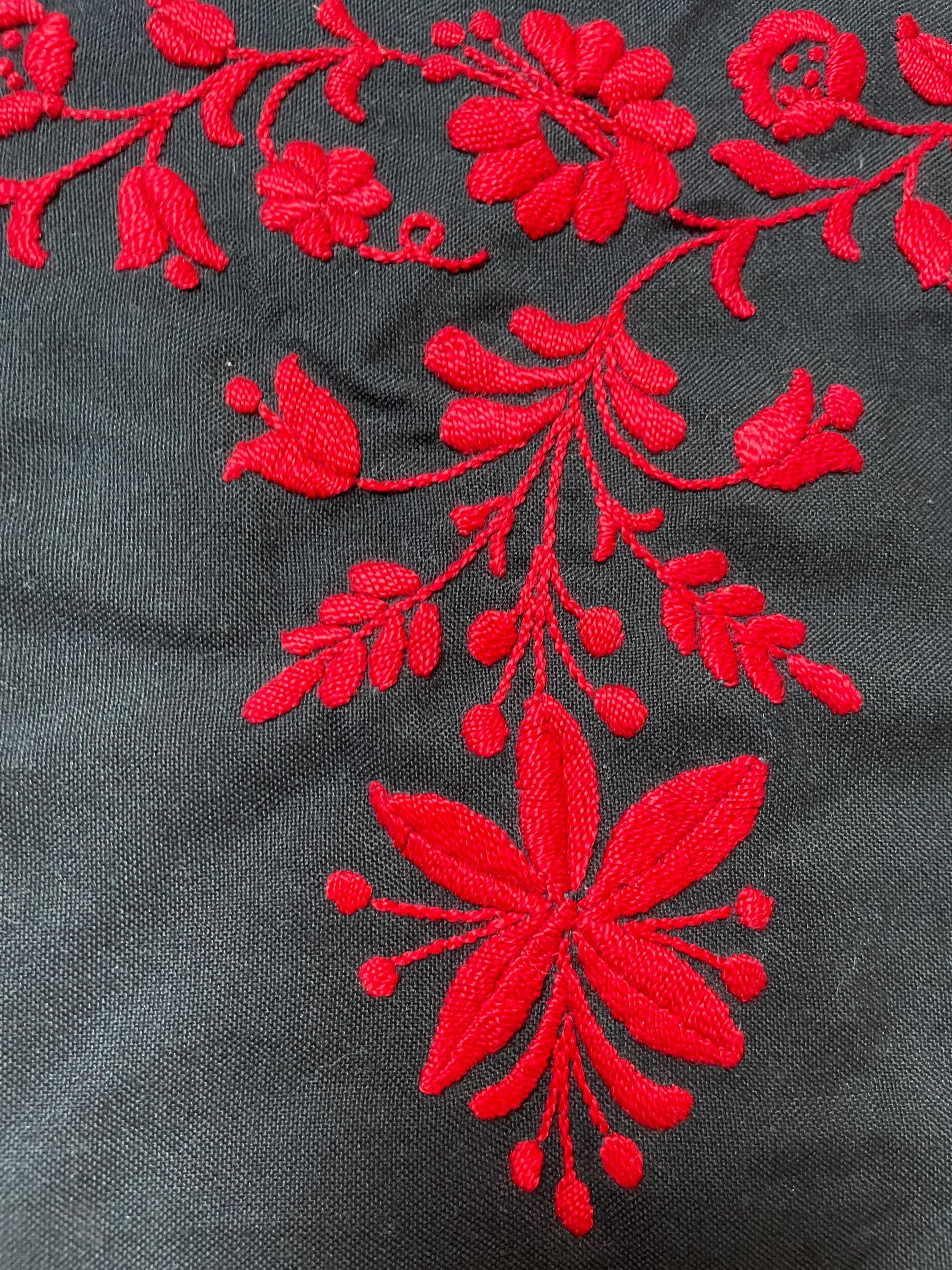 手刺繍のハンガリー製テーブルランナー：カロチャ花柄デザイン - Etsy 日本