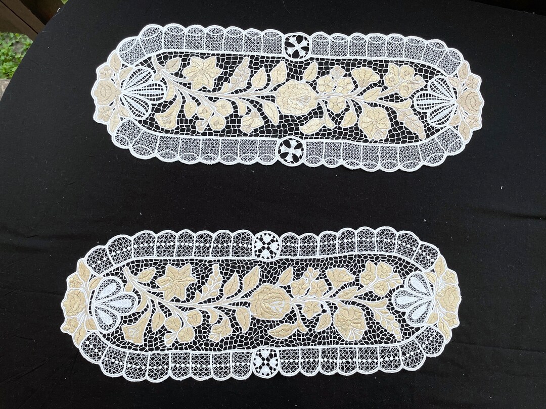 手刺繍のハンガリーレーステーブルランナーセット：カロチャフローラル