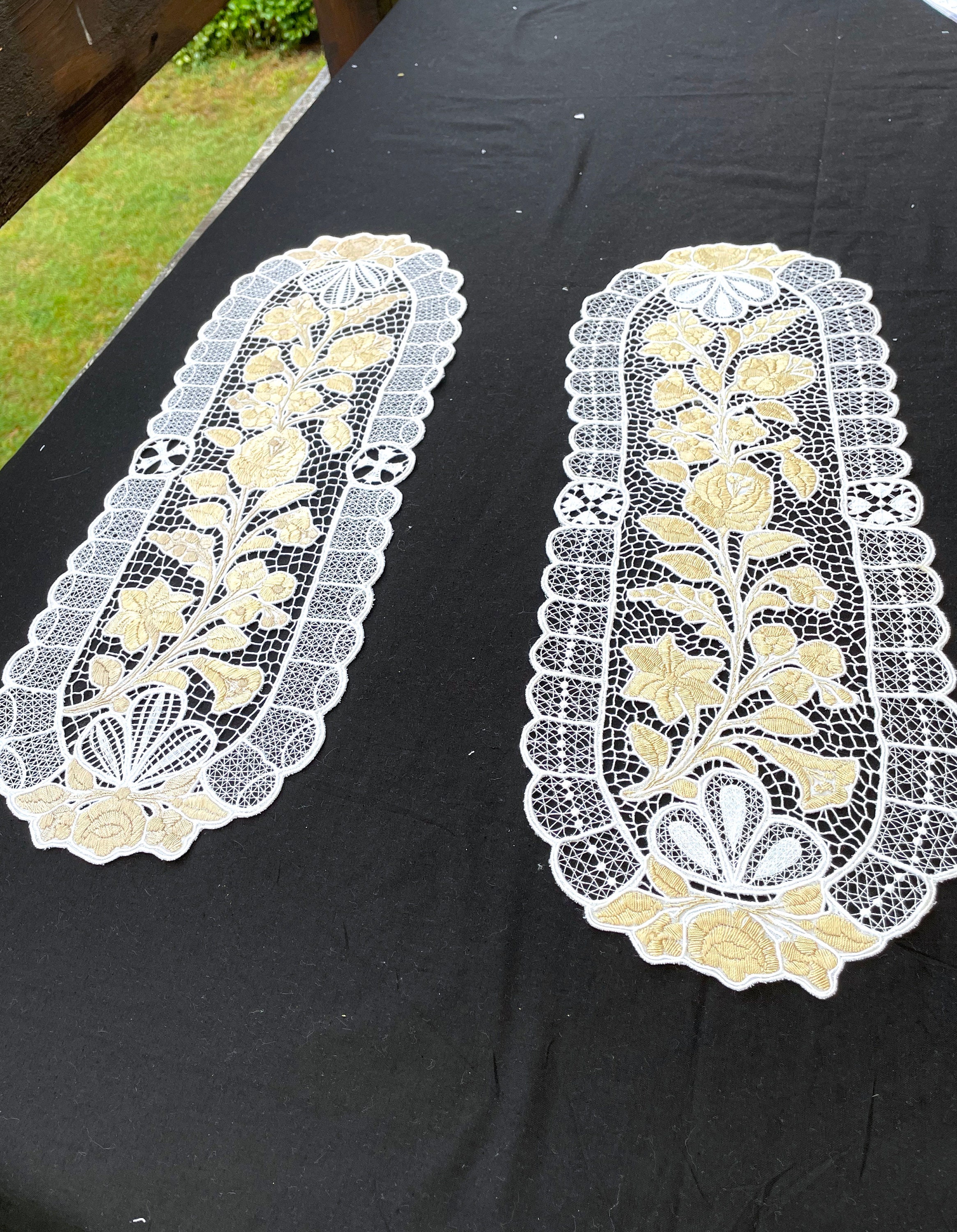 手刺繍のハンガリーレーステーブルランナーセット：カロチャフローラル