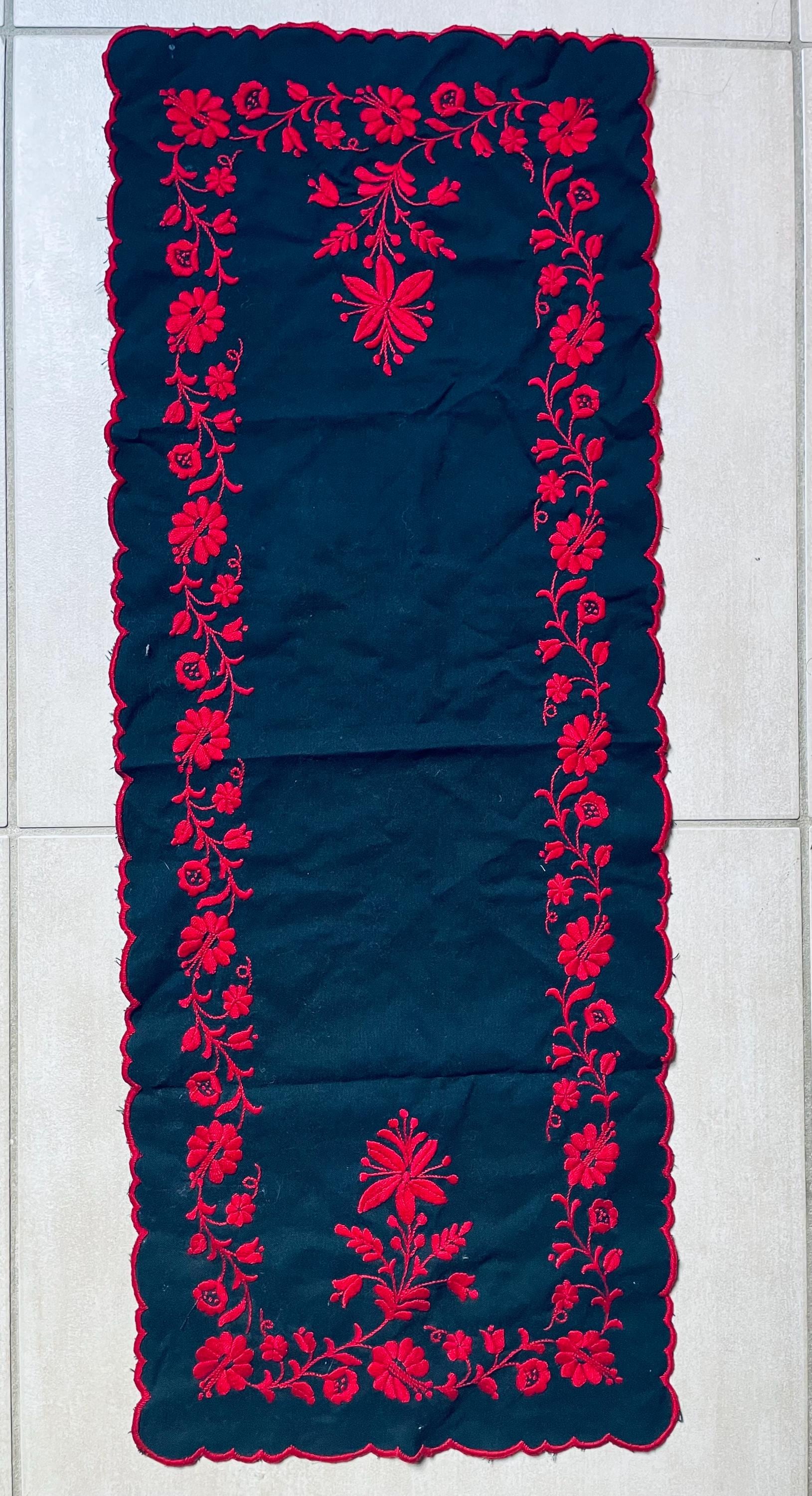 ハンガリーカロチャ刺繍が施されたテーブルランナー ハンガリーの手刺繍テーブルランナー：カロチャの花柄 - Etsy 日本