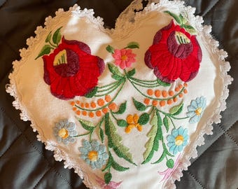 ハンドメイドハンガリー刺繍テーブルランナー：ブルーフローラルレース