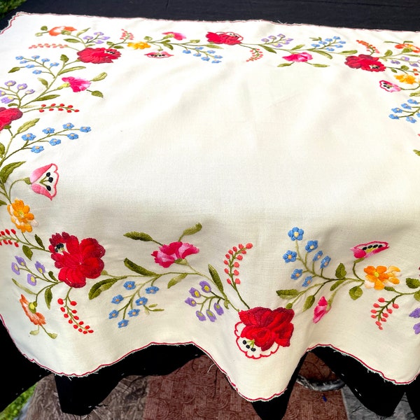 Mantel VINTAGE bordado a mano. Tablero húngaro con estampado floral fabricado en Kalocsa. Regalo colorido con bordado floral para ella.