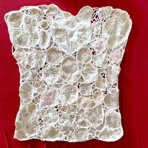 ハンガリーの刺繍、伝統的なハンガリーの手刺繍のブラウス、ハンガリーの刺繍とかぎ針編みの花の衣服、ハンガリーの衣装。