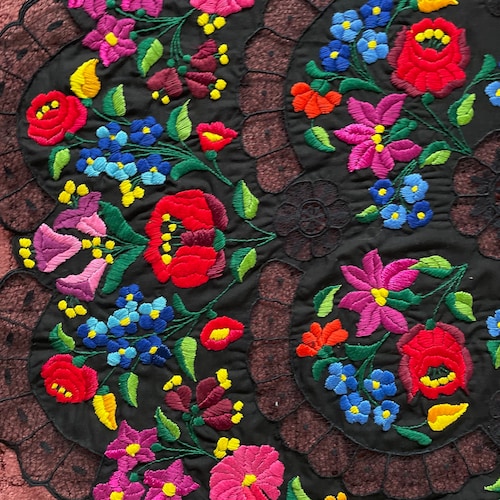 ハンガリーのカロチャ刺繍のハンドメイドテーブルランナー：青と白の花
