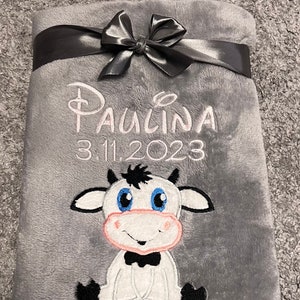Manta de bebê “vaquinha muh” pode ser personalizada com nome e outros dados - manta