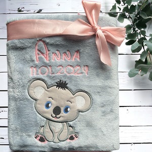 Manta bebé “pequeno Koala Berti” pode ser personalizada com nome e outros dados - manta