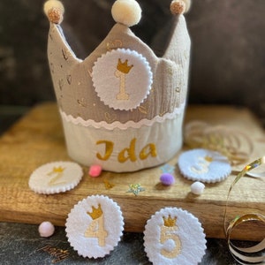 Corona di compleanno a forma di cuore con nomi e numeri per bambini e bambine