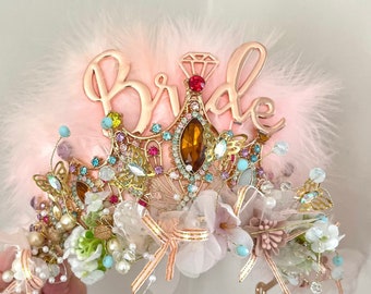 Belle couronne multi-mariées / future mariée / serre-tête couronne pour enterrement de vie de jeune fille avec détails en or rose serre-tête plumes mariée enterrement de vie de jeune fille