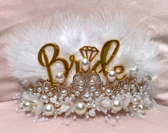 Couronne de future mariée / Couronne de poule en or perlé et blanc, casque extravagant pour mariée / EVJF, serre-tête en plumes de fausses perles strass