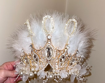 Couronne faite sur mesure en bandeau de plumes extravagantes dorées et blanches avec des détails en fausse perle