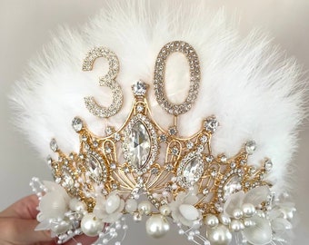 Couronne d'anniversaire en or et blanc, bandeau en plumes extravagantes avec nombre en strass et détails de fausses perles