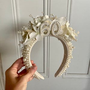 Linda faixa de cabelo de aniversário em ouro e creme com detalhes de números de strass e pérolas artificiais