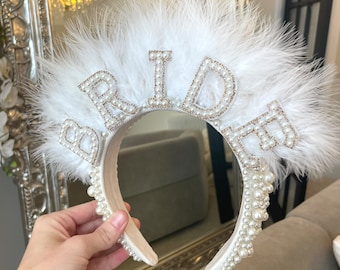 Bandeau de mariée future mariée Coiffure pour enterrement de vie de jeune fille en or et perle avec nos extravagantes plumes strass et détails de fausses perles