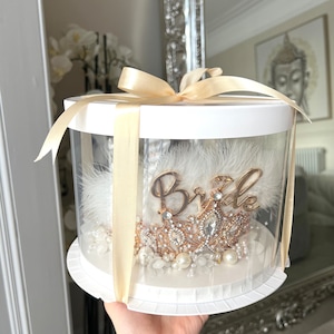 Bride to Be Hen Party Crown in Gold and White, Extravagant Bride Feather Headband with Rhinestone & Faux Pearl details image 4