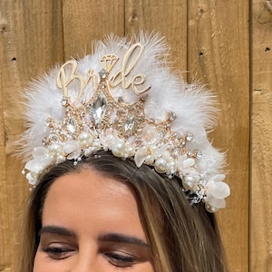 Bride to Be Hen Party Crown in Gold and White, Extravagant Bride Feather Headband with Rhinestone & Faux Pearl details image 6