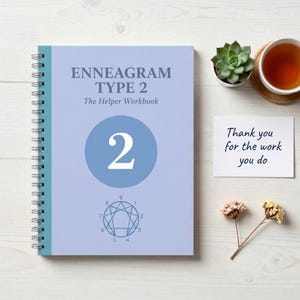 Può includere: Un quaderno a spirale azzurro intitolato Enneagram Type 2 The Helper Workbook. La copertina presenta un grande numero 2 bianco all'interno di un cerchio blu, un simbolo geometrico dell'enneagramma con i numeri da 1 a 9 e un cartoncino bianco con il testo Thank you for the work you do.