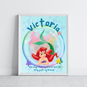 Colorido cartel digital personalizado con el nombre y la cita de la princesa Ariel. Amantes de la Sirenita. Descarga digital únicamente. Impresiones instantáneas.