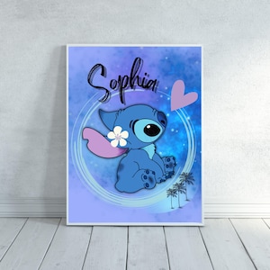Puede incluir: Impresión enmarcada con un personaje de dibujos animados azul, ojos grandes, una flor y un corazón. El nombre "Sophia" está escrito en cursiva sobre el personaje sobre un fondo azul y morado con palmeras.
